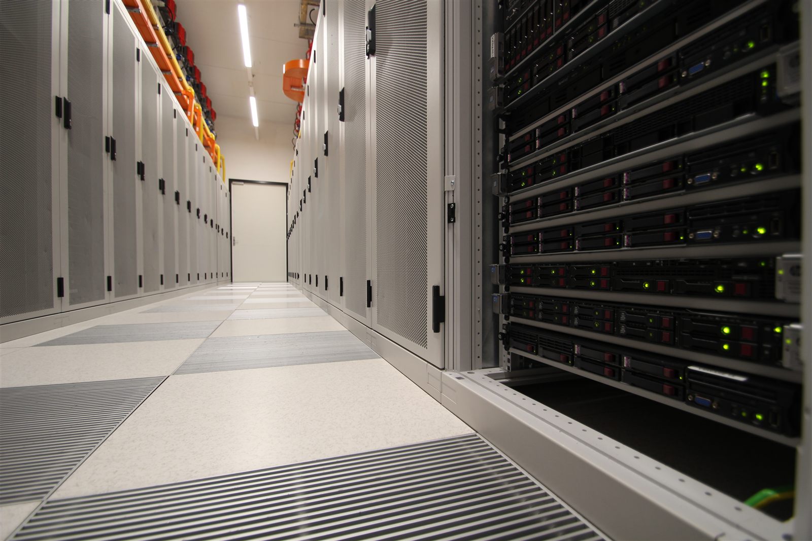 Streaminginfrastructuur van iNetActief — eigen kast met servers en routers in datacenter AMS18